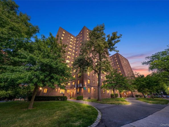 14 Metropolitan Oval 8D, Bronx NY 10462