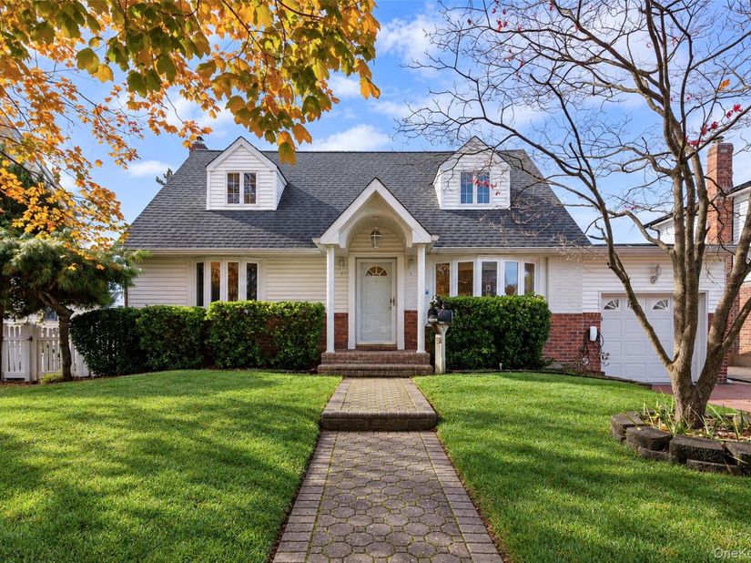 31 stoothoff drive stoothoff, New Hyde Park NY 11040