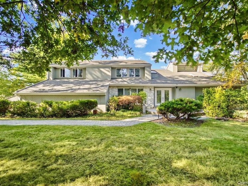 17 Scenic View Court W, Dix Hills NY 11746