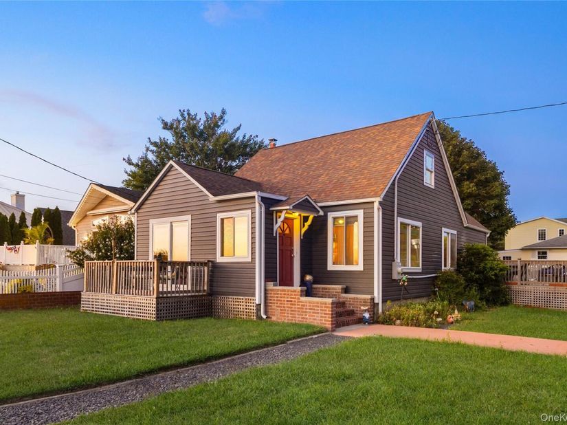 21 Grandview Drive, Shirley NY 11967