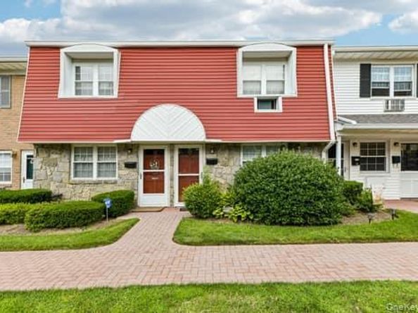 15 Springwood Drive, North Babylon NY 11703