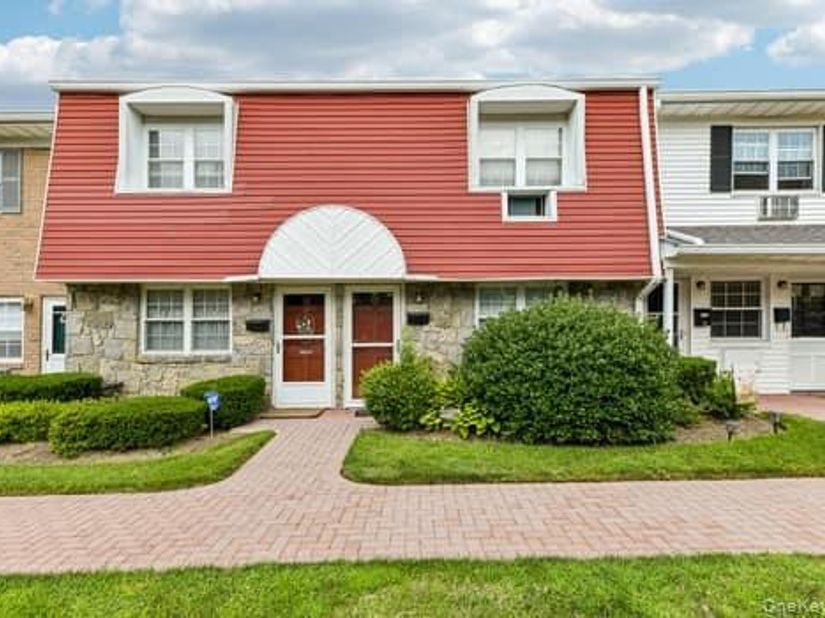 15 Springwood Drive, North Babylon NY 11703