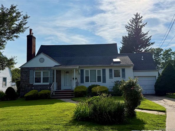 129 Greenway W, New Hyde Park NY 11040