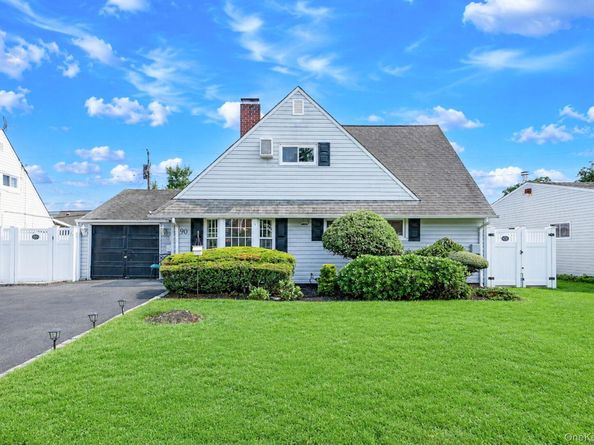 90 Twin Lane N, Wantagh NY 11793
