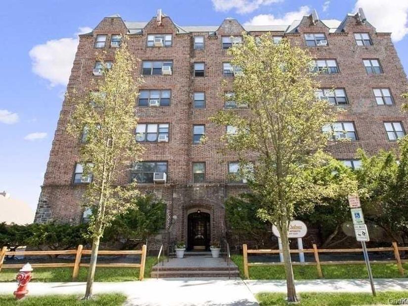 141 Wyckoff Place 4A, Woodmere NY 11598