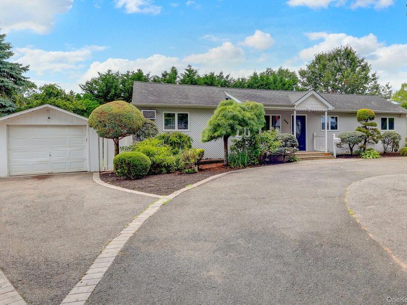 466 W 4th Street, West Islip NY 11795