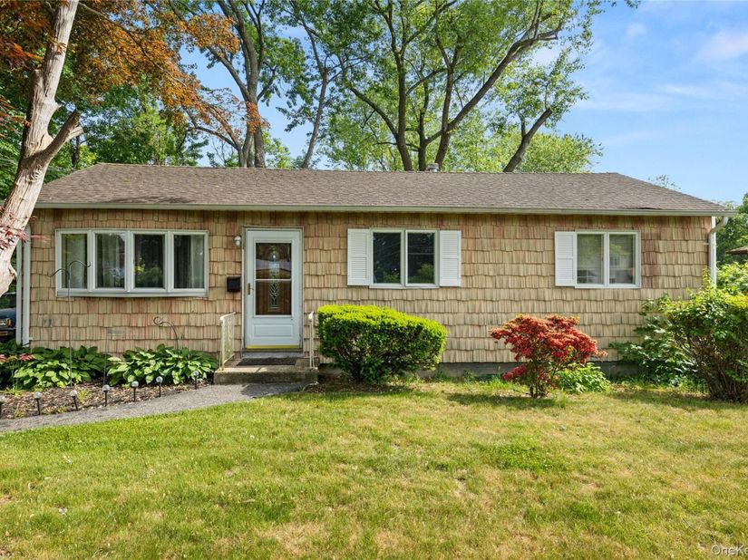 70 E Lakeland Street, Bay Shore NY 11706