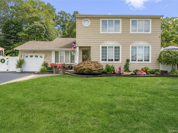 939 Manor Lane, Bay Shore NY 11706