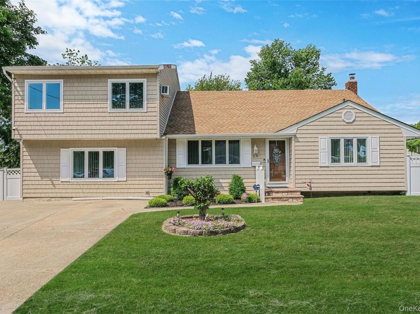 59 Maybrook Road, North Babylon NY 11703
