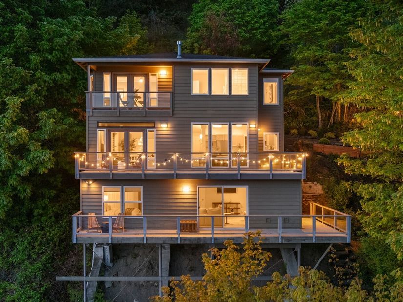 10835 Arroyo Beach Place SW, Seattle WA 98146