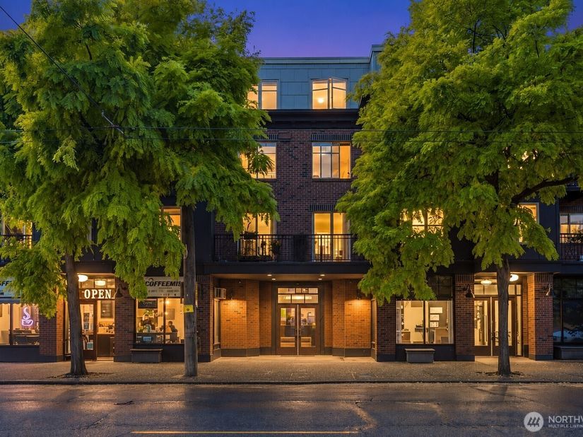 1909 10th Avenue W 206, Seattle WA 98119