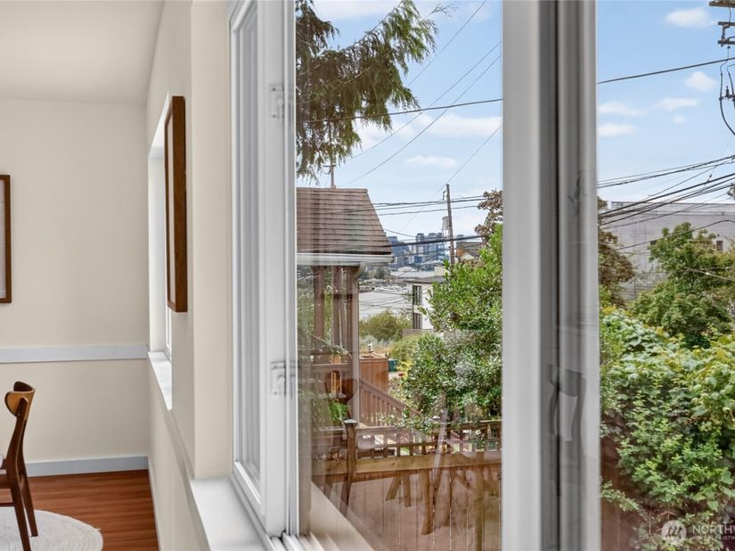 4042 5th Avenue NE, Seattle WA 98105