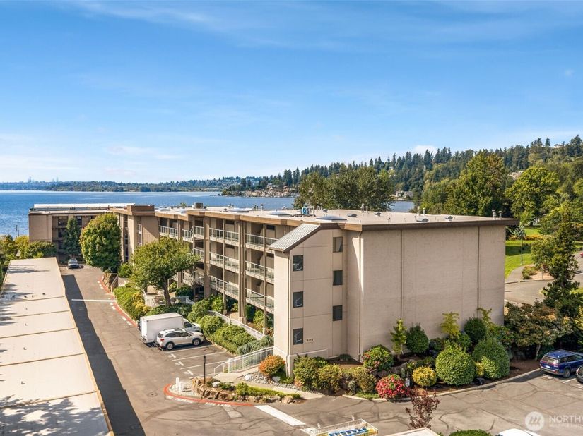 9715 NE Juanita Drive B107, Kirkland WA 98034