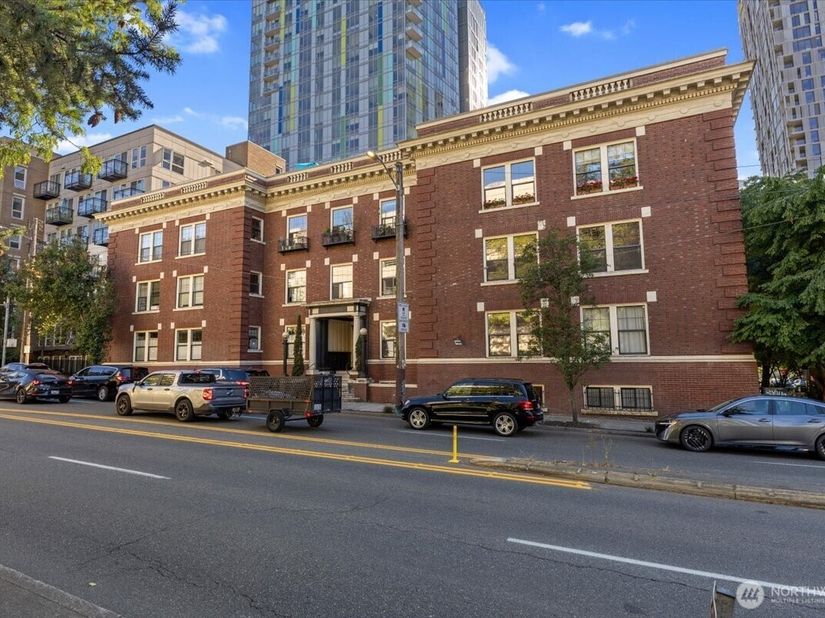 615 Boren Avenue 8, Seattle WA 98104