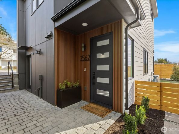 2562 30th Avenue W, Seattle WA 98199