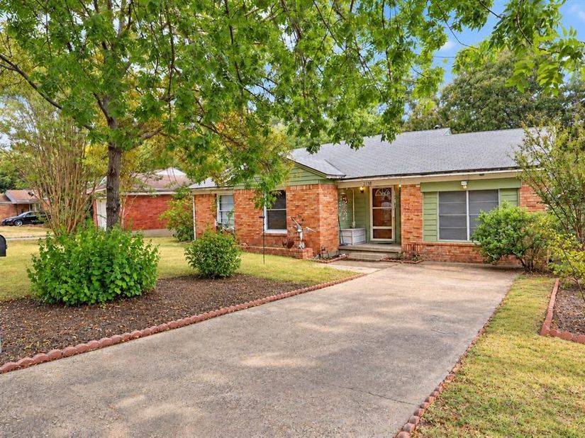 2138  Longwood Lane , Dallas Texas 75228