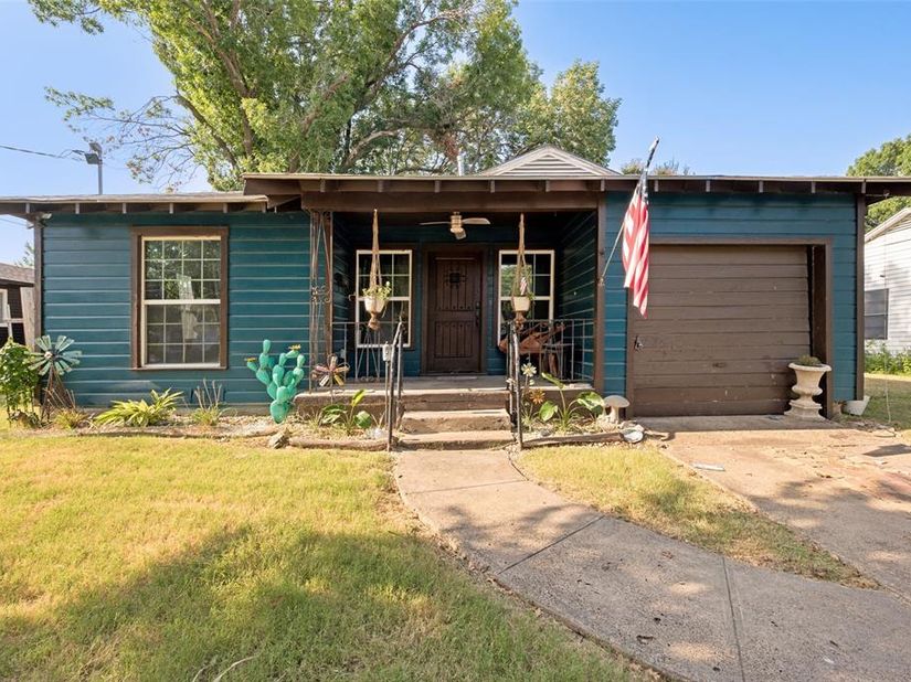 1008 E Russell Avenue , Carrollton Texas 75006