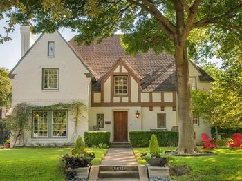 6826  Lakeshore Drive 