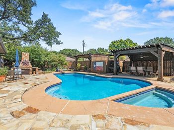 1946  Oakbluff Drive 
