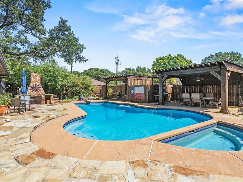 1946  Oakbluff Drive , Carrollton Texas 75007