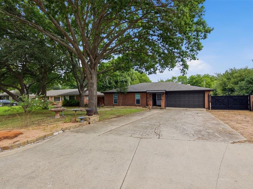 917 E Worth Street , Grapevine Texas 76051