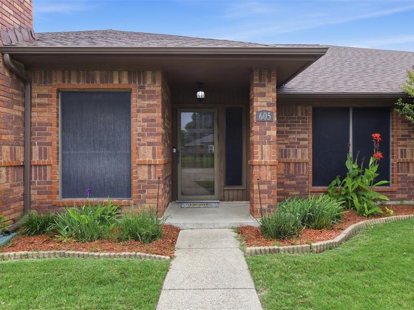 605  Buttercup Circle , Garland Texas 75040