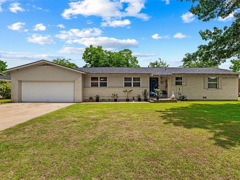 1213  Park Center Street , Benbrook Texas 76126