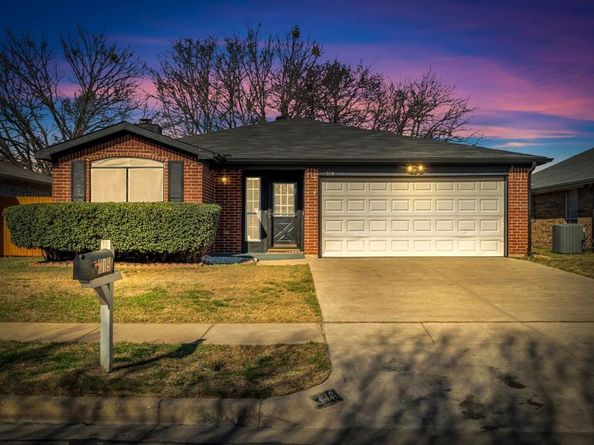 319  Faircrest Drive , Arlington Texas 76018