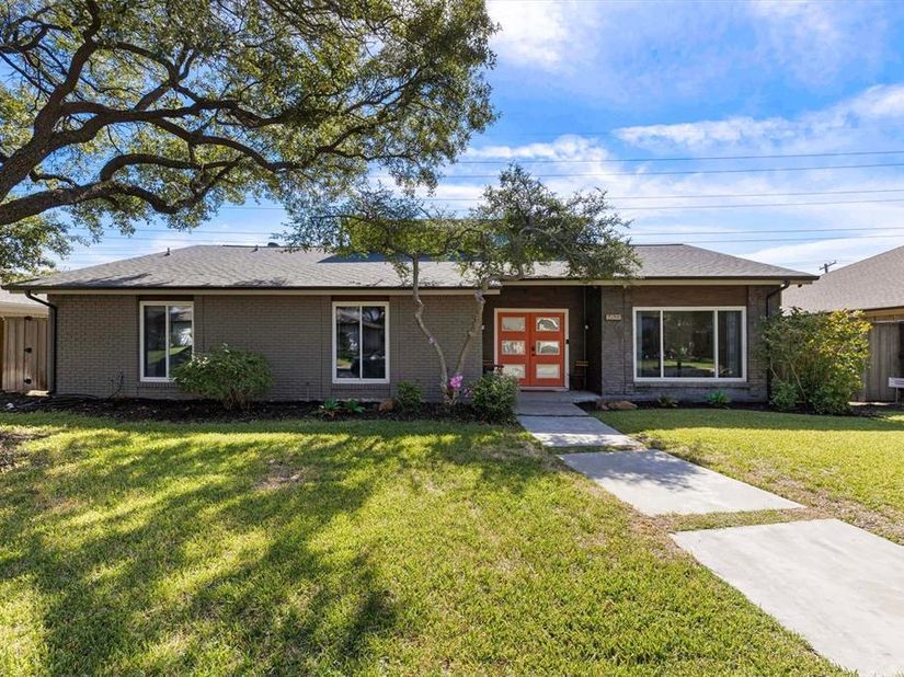 6822  Saint Anne Street , Dallas Texas 75248