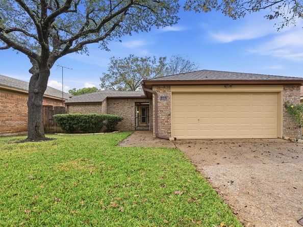 22  Doral Court , Pantego Texas 76013