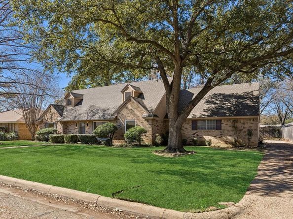 1704  Venetian Circle , Arlington Texas 76013