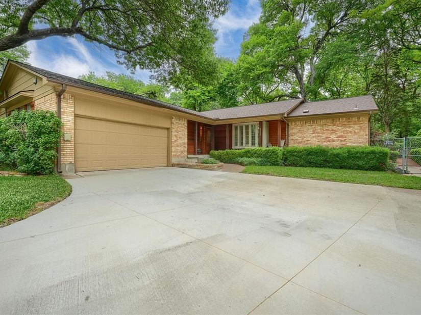 8226  Hunnicut Road , Dallas Texas 75228