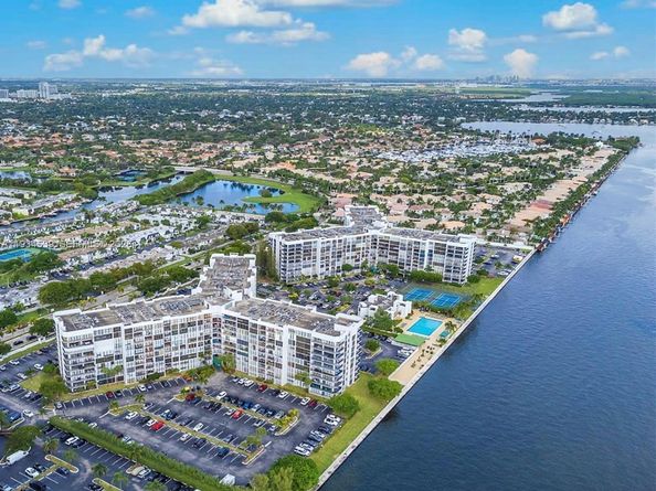 1000 Parkview Dr 107, Hallandale Beach FL 33009