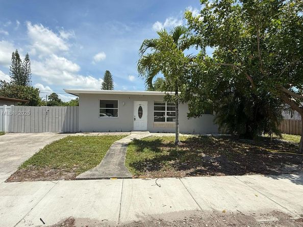 5621 Cleveland St, Hollywood FL 33021