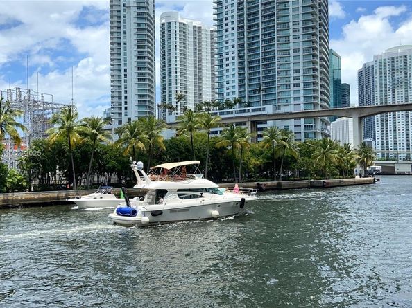 185 SW 7th St 3704, Miami FL 33130