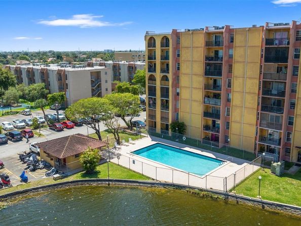 4719 NW 7th St 30411, Miami FL 33126