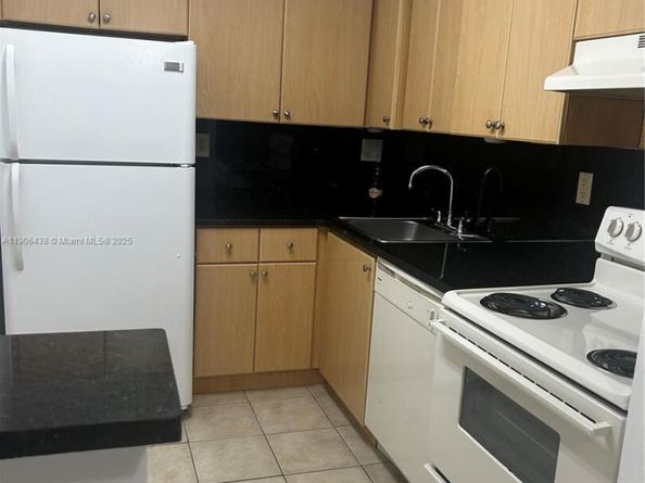 7110 NW 179th St 110, Hialeah FL 33015