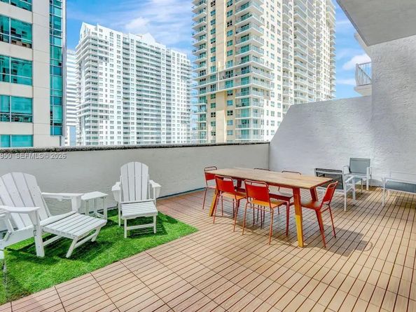 1200 Brickell Bay Dr 1404, Miami FL 33131