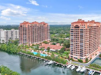 10 Edgewater Dr