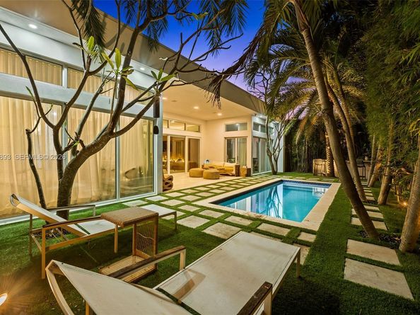 865 W 47th St, Miami Beach FL 33140