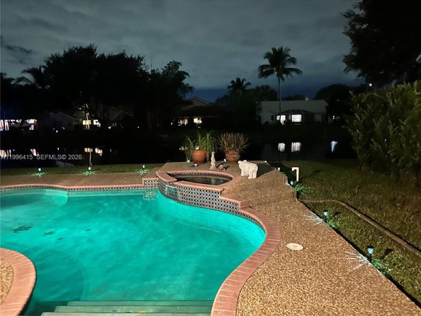 9481 Oak Grove Cir, Davie FL 33328