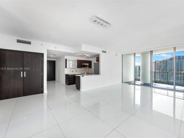 90 SW 3rd St 4009, Miami FL 33130