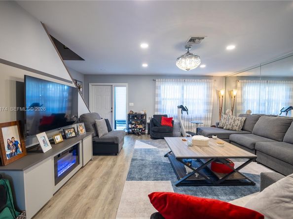 898 NW 47th St, Deerfield Beach FL 33064