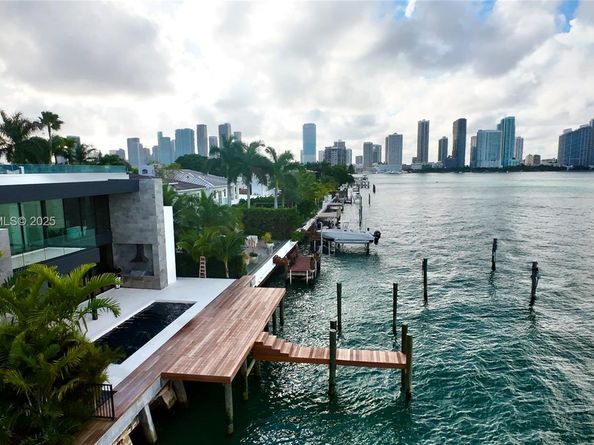 1041 N Venetian Dr, Miami FL 33139