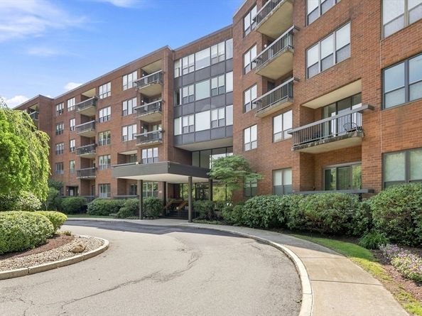 210 Nahanton St 116, Newton MA 02459