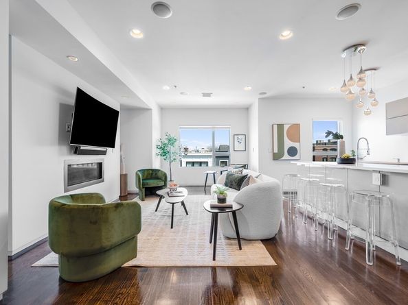 687 E 2nd St 8, Boston MA 02127