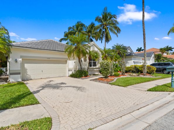 1500 W Lacosta Dr W, Pembroke Pines FL 33027