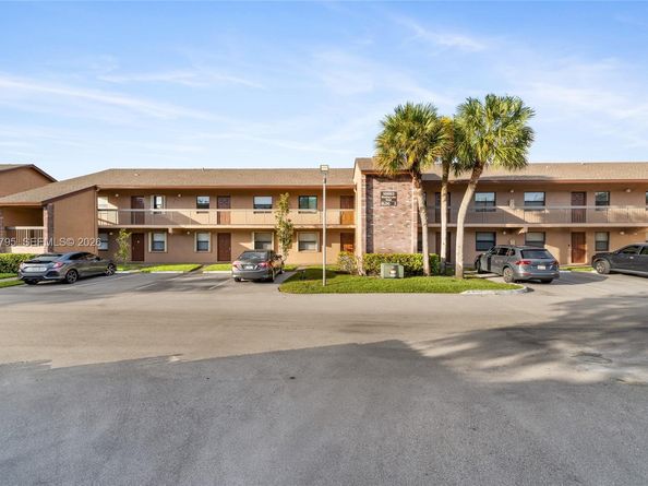 10003 Winding Lake Road 203, Sunrise FL 33351