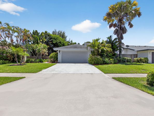 22 Baytree Circle, Boynton Beach FL 33436