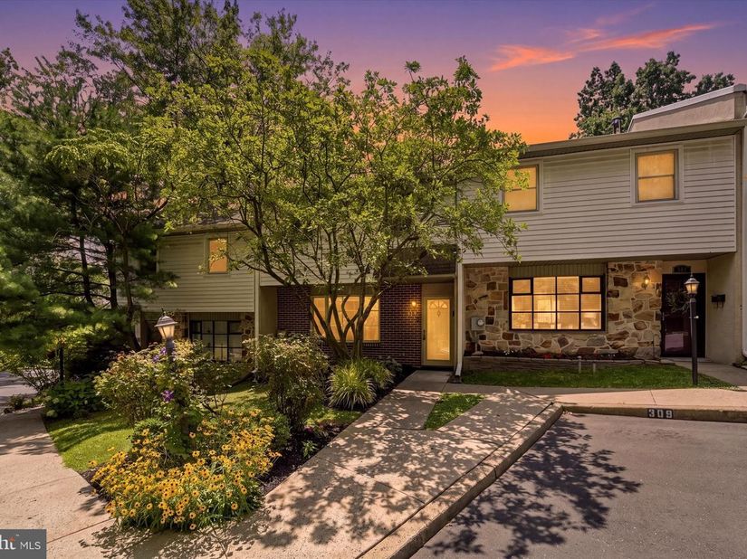 310 Woodside Circle, Dresher PA 19025